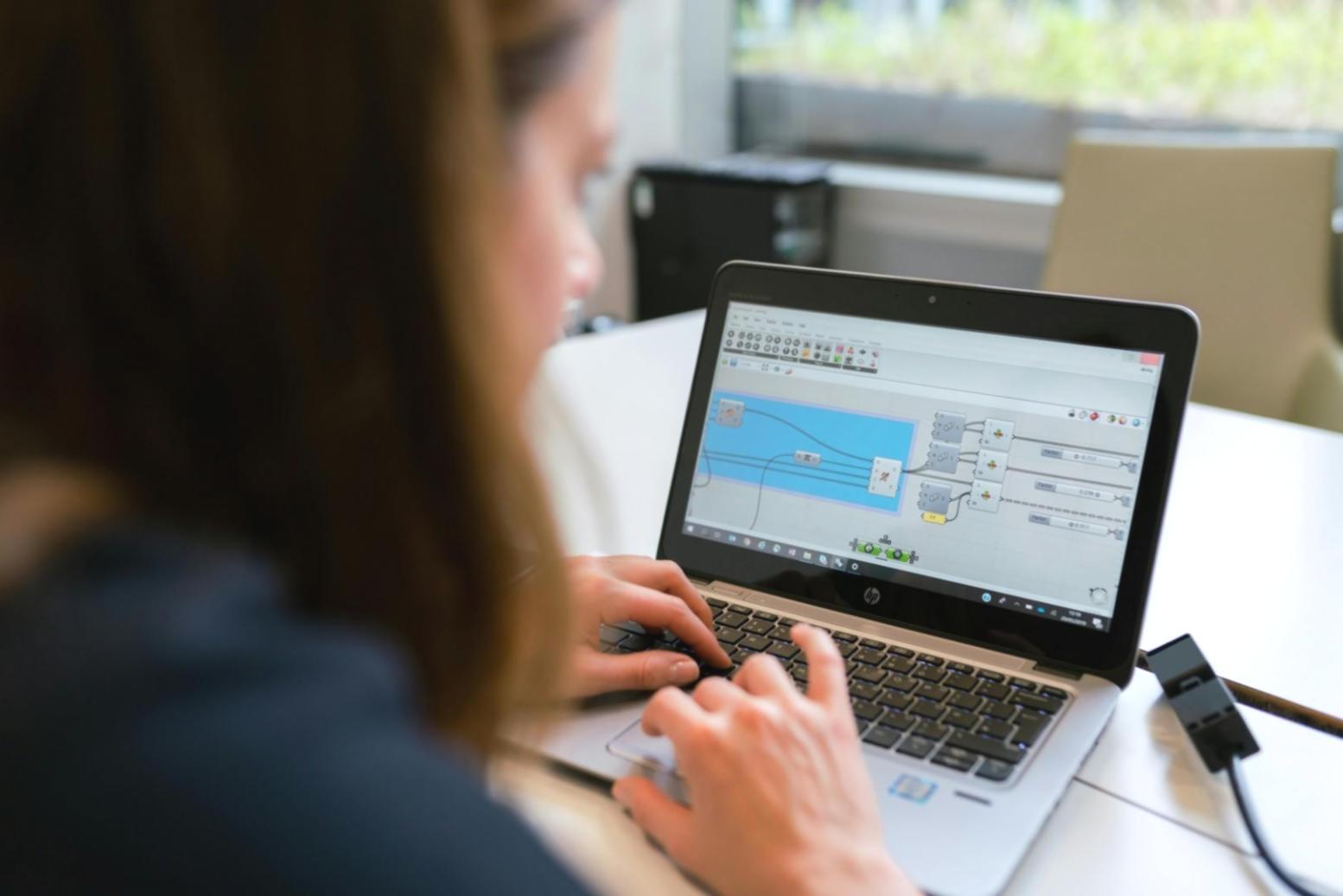 Ambiente di lavoro creativo con mockup e prototipi di interfacce