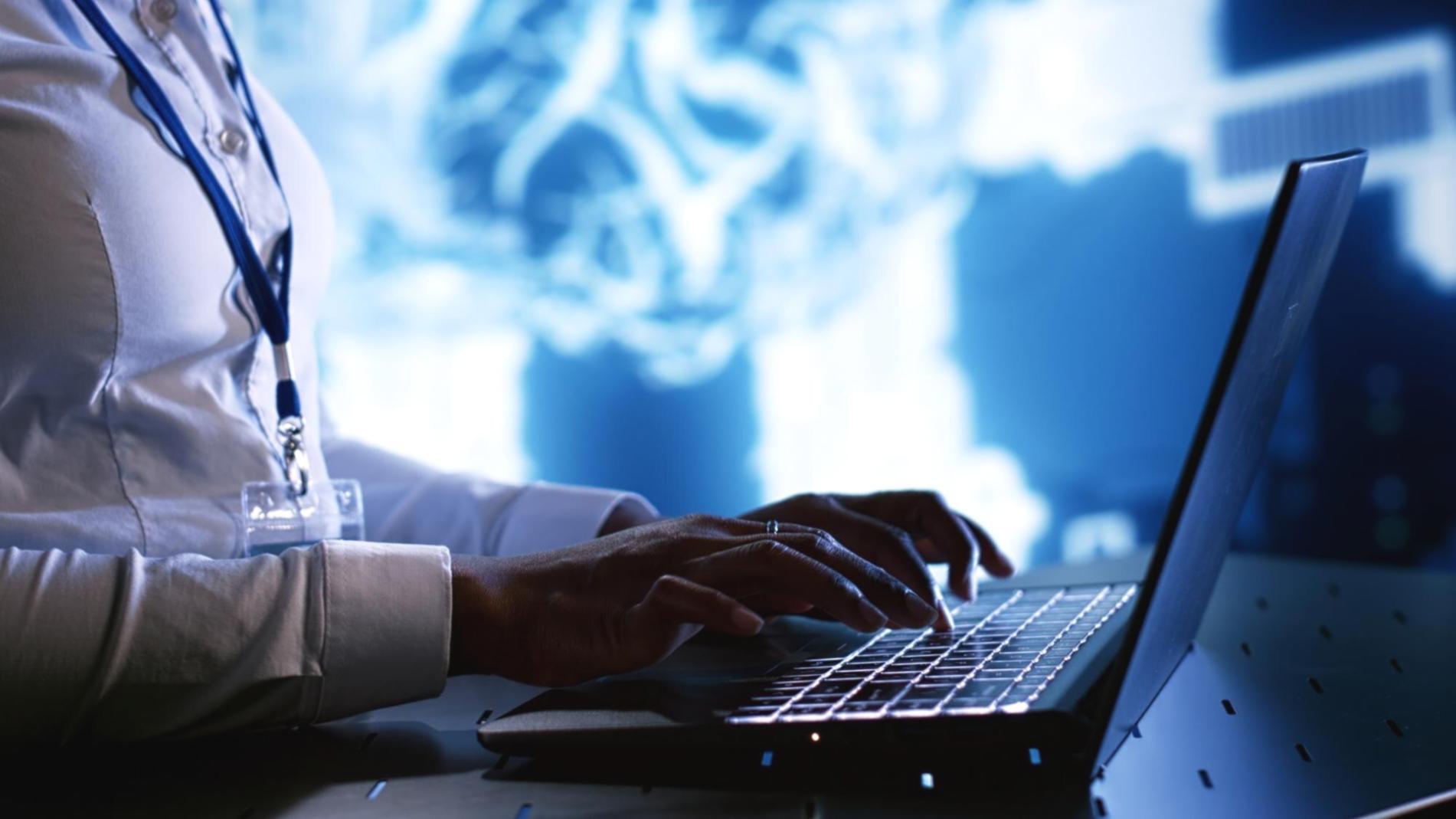 Studente al lavoro su progetto di interfaccia utente con strumenti professionali